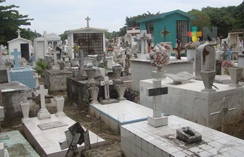 En Tuxpan invitan a población para limpiar espacios de familiares en cementerio
